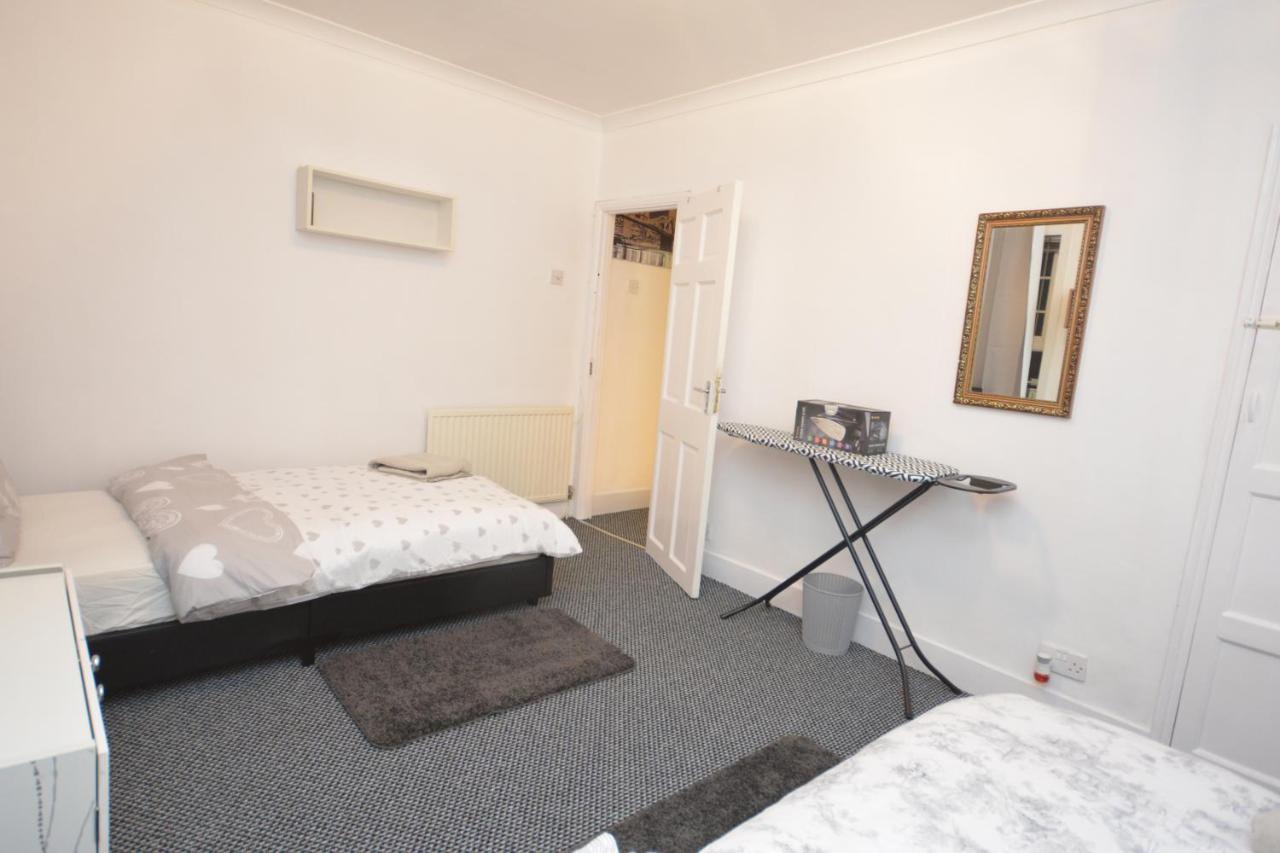 Lovely 3 Bedroom House Near Barking Station Ngoại thất bức ảnh